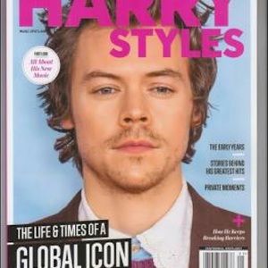 FREE mini  H.S cardboard + Harry styles magazine💕